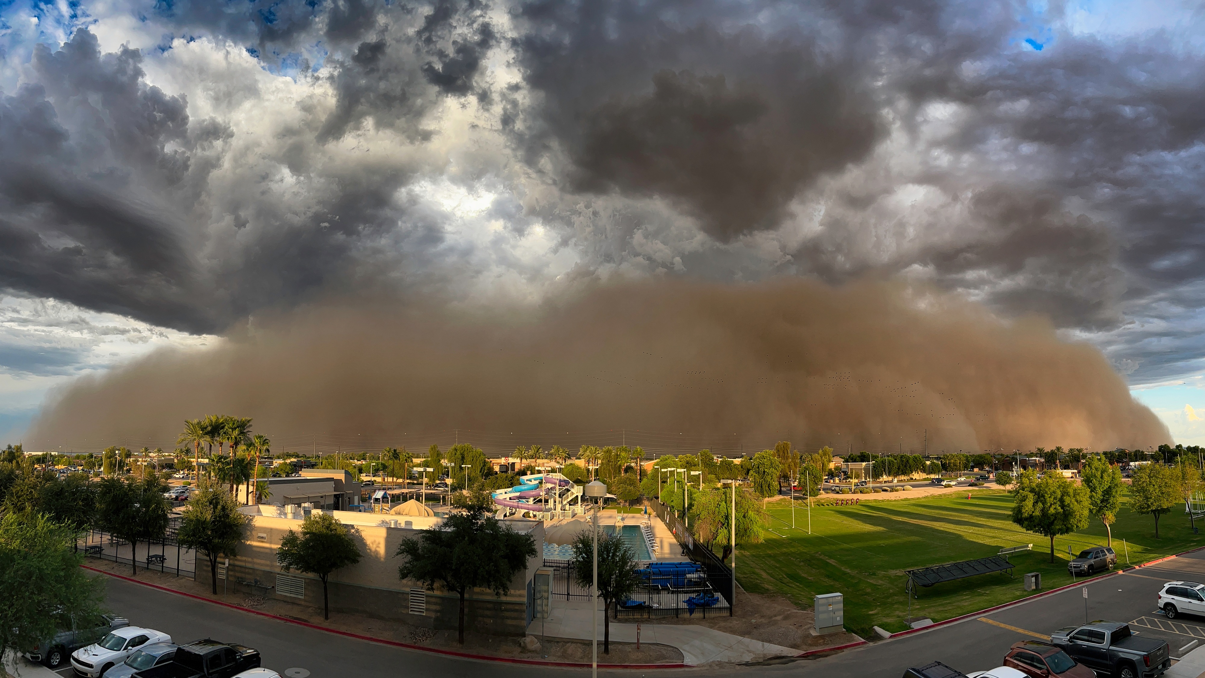 un haboob en train d'arriver sur une ville, le sable est poussé par l'orage. © Michael, Adobe Stock